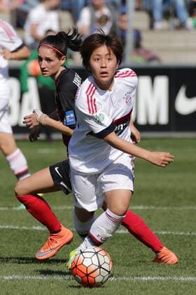 v.li.: Selina Wagner (Freiburg, 31), Mana Iwabuchi (FCB, 13), Fussball, Allianz Frauen-Bundesliga, SC Freiburg - FC Bayern München, xozx