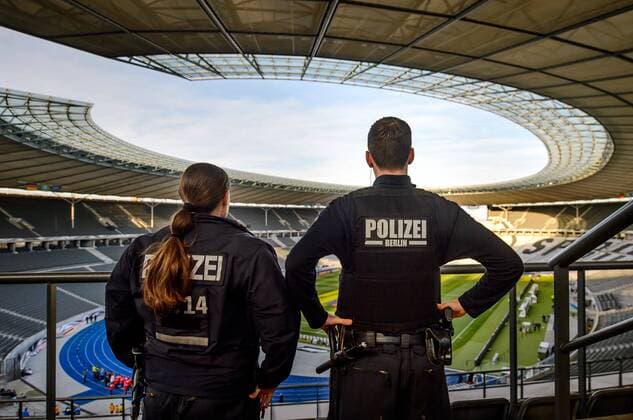 26. Maerz 2016: Berlin, Olympiastadion: Fussball Testspiel: Deutschland - England: Polizisten suchen vor dem Spiel die Zuschauer-Tribuenen ab.