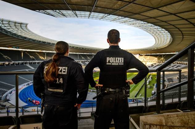 26. Maerz 2016: Berlin, Olympiastadion: Fussball Testspiel: Deutschland - England: Polizisten suchen vor dem Spiel die Zuschauer-Tribuenen ab.