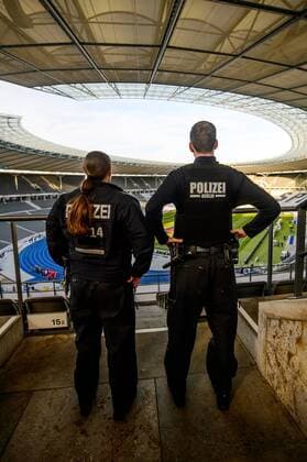 26. Maerz 2016: Berlin, Olympiastadion: Fussball Testspiel: Deutschland - England: Polizisten suchen vor dem Spiel die Zuschauer-Tribuenen ab.