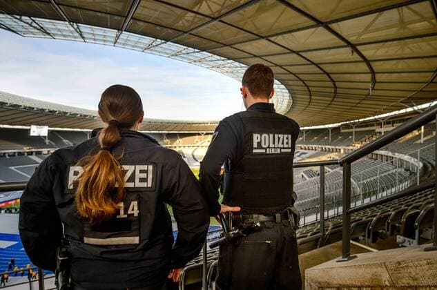26. Maerz 2016: Berlin, Olympiastadion: Fussball Testspiel: Deutschland - England: Polizisten suchen vor dem Spiel die Zuschauer-Tribuenen ab.