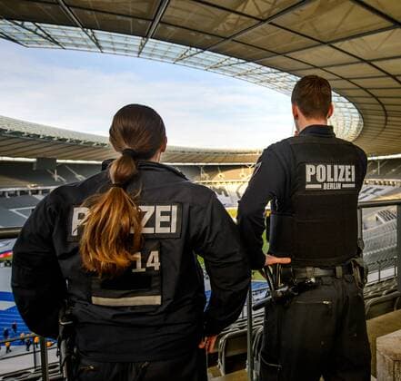 26. Maerz 2016: Berlin, Olympiastadion: Fussball Testspiel: Deutschland - England: Polizisten suchen vor dem Spiel die Zuschauer-Tribuenen ab.