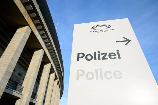 26. Maerz 2016: Berlin, Olympiastadion: Fussball Testspiel: Deutschland - England: Ein Schild weist am Olympiastadion in Richtung Polizei Police.