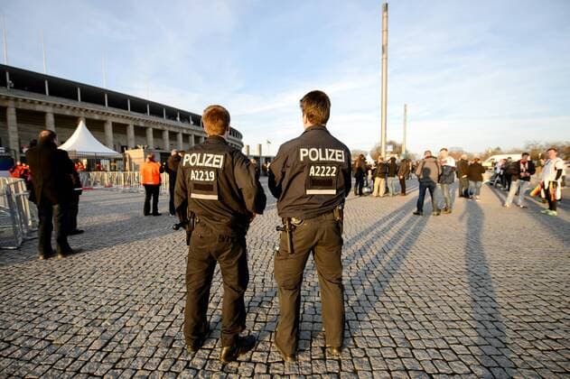 26. Maerz 2016: Berlin, Olympiastadion: Fussball Testspiel: Deutschland - England: Polizisten beobachten vor dem Spiel die Fans vor dem Stadion.