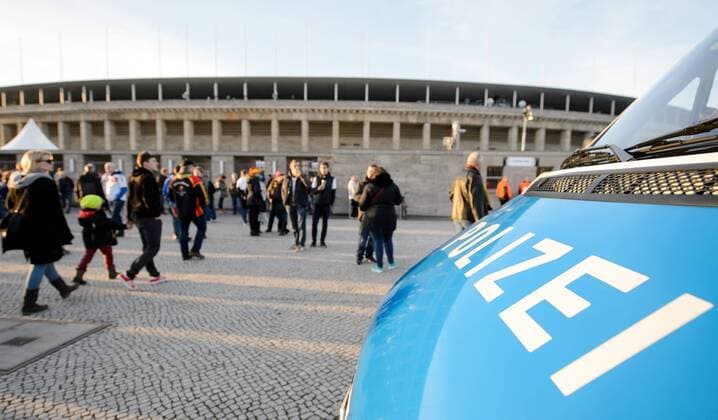26. Maerz 2016: Berlin, Olympiastadion: Fussball Testspiel: Deutschland - England: Polizisten beobachten vor dem Spiel die Fans vor dem Stadion.