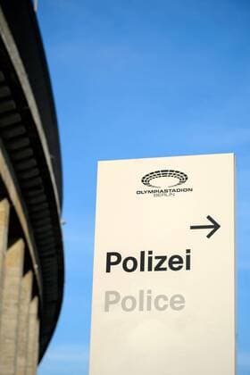 26. Maerz 2016: Berlin, Olympiastadion: Fussball Testspiel: Deutschland - England: Ein Schild weist am Olympiastadion in Richtung Polizei Police.