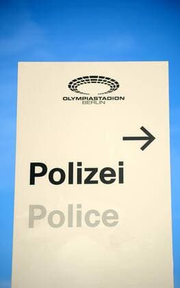 26. Maerz 2016: Berlin, Olympiastadion: Fussball Testspiel: Deutschland - England: Ein Schild weist am Olympiastadion in Richtung Polizei Police.