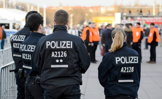 26. Maerz 2016: Berlin, Olympiastadion: Fussball Testspiel: Deutschland - England: Polizisten beobachten vor dem Spiel die Fans vor dem Stadion.