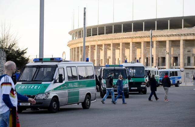 26. Maerz 2016: Berlin, Olympiastadion: Fussball Testspiel: Deutschland - England: Polizisten beobachten vor dem Spiel die Fans vor dem Stadion.