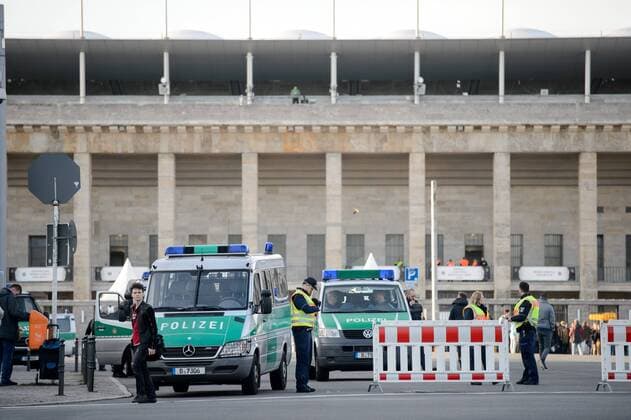 26. Maerz 2016: Berlin, Olympiastadion: Fussball Testspiel: Deutschland - England: Polizisten beobachten vor dem Spiel die Fans vor dem Stadion.