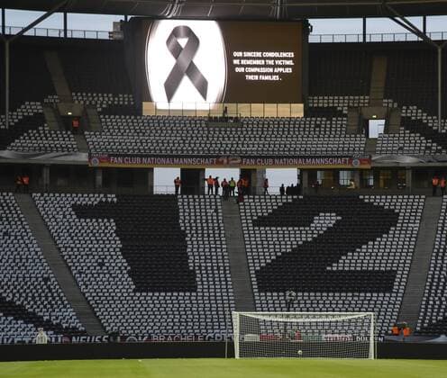 Bilder des Tages - SPORT 26.03.2016, Deutschland - England Auf der Anzeigetafel wird der Opfer der Terroranschläge gedacht (auf Englisch) HM