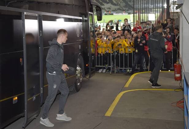Fussball, Herren, Saison 2015 16, Länderspiel in Berlin, Deutschland - England, Einlaufkinder und Jugendliche des Rahmenprogramms erwarten den Bus den deutschen Nationalmannschaft, Torwart Bernd Leno (Deutschland), 26.03.2016,