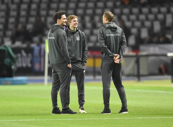 Fussball, Herren, Saison 2015 16, Länderspiel in Berlin, Deutschland - England, Mats Hummels (Deutschland), Christoph Kramer (Deutschland), Torwart Manuel Neuer (Deutschland) vor dem Spiel, 26.03.2016,