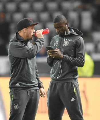 Fussball, Herren, Saison 2015 16, Länderspiel in Berlin, Deutschland - England, Mats Hummels (Deutschland), Lukas Podolski (Deutschland), Antonio Rüdiger (Deutschland) vor dem Spiel, 26.03.2016,
