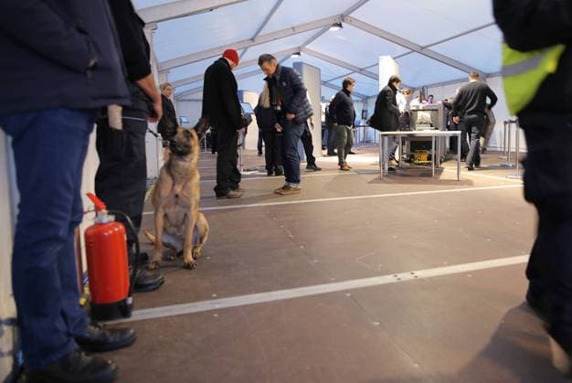 Olympiastadion Stadion, Sicherheitsdienst, Kontrolle, Massnahme, Wache,Wachdienst, Sicherheit, bewachen, kontrollieren, Roentgen Koerperscanner Wachhund Polizei, Sicherheit, Beamte, Polizeibeamte, Uniform, Schusswaffe, Pistole, Gefahr, Absichern, DEUTSCHLAND - ENGLAND ( - ) Freundschaftsspiel, friendly match, Deutsche Fussball Nationalmannschaft, DFB am 26.03.2016 in Berlin.