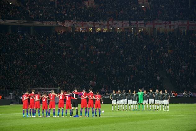 Fußball, Länderspiel, Deutschland - England, Schweigeminuter für die Opfer der Anschläge von Brüssel Fussball Berlin 19.03.2016 Nationalmannschaft DFB Länderspiel Deutschland (GER) - England (ENG) Schweigeminute