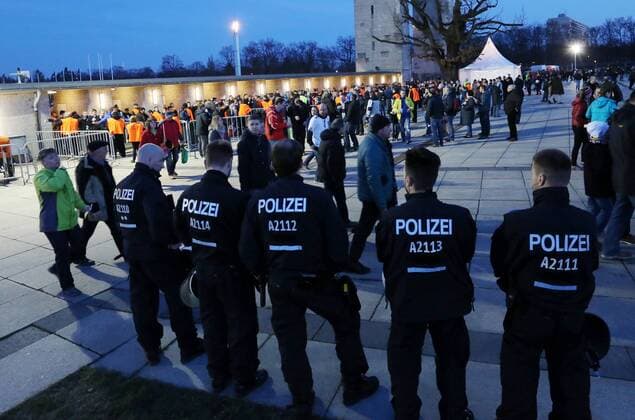 Polizeipräsenz an den Eingängen, hohes Sicherheitsaufgebot Fußball Fussball Länderspiel Saison 2015 2016 26.03.2016 DFB Nationalmannschaft Deutschland vs. England in Berlin