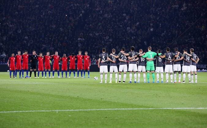 Schweigeminute vor Spielbeginn wegen Terroropfer in Belgieb Brüssel Fußball Fussball Länderspiel Saison 2015 2016 26.03.2016 DFB Nationalmannschaft Deutschland vs. England in Berlin