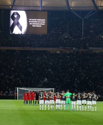 Fußball, Länderspiel, Deutschland - England, Schweigeminuter für die Opfer der Anschläge von Brüssel Schweigeminute vor Spielbeginn wegen Terroropfer in Belgieb Brüssel Fußball Fussball Länderspiel Saison 2015 2016 26.03.2016 DFB Nationalmannschaft Deutschland vs. England in Berlin