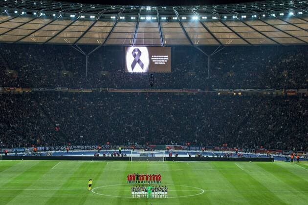 Fußball, Länderspiel, Deutschland - England, Schweigeminuter für die Opfer der Anschläge von Brüssel Berlin Schweigeminute fuer die Opfer des Terroranschlages in Bruessel beim Freundschaftsspiel Deutschland vs England am 26.03.2016, Copyright: Schülerx xEibner-Pressefoto EP_jse