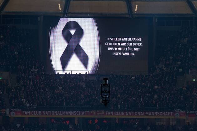Fußball, Länderspiel, Deutschland - England, Schweigeminuter für die Opfer der Anschläge von Brüssel Berlin Schweigeminute fuer die Opfer des Terroranschlages in Bruessel beim Freundschaftsspiel Deutschland vs England am 26.03.2016, Copyright: Schülerx xEibner-Pressefoto EP_jse
