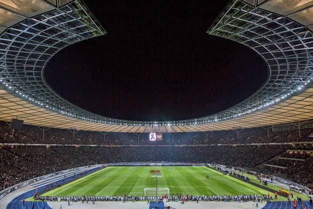 Fußball, Länderspiel, Deutschland - England, Schweigeminuter für die Opfer der Anschläge von Brüssel Berlin Schweigeminute fuer die Opfer des Terroranschlages in Bruessel beim Freundschaftsspiel Deutschland vs England am 26.03.2016, Copyright: Schülerx xEibner-Pressefoto EP_jse