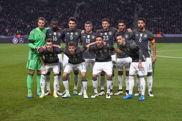 FUSSBALL INTERNATIONAL TESTSPIEL IM BERLINER OLYMPIASTADION Deutschland - England 26.03.2016 Teamfoto Deutschland, hintere Reihe von links: Torwart Manuel Neuer, Antonio Ruediger, Mats Hummels, Toni Kroos, Mario Gomez, Emre Can, Sami Khedira. Vordere Reihe von links: Marco Reus, Thomas Mueller, Jonas Hector und Mesut Oezil. 