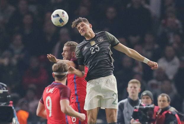 Mario GOMEZ, DFB 23 im Kopfballduell mit Jordon HENDERSON, England 8 DEUTSCHLAND - ENGLAND ( - ) Freundschaftsspiel, friendly match, Deutsche Fussball Nationalmannschaft, DFB am 26.03.2016 in Berlin.