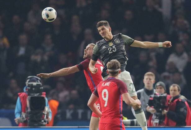 Mario GOMEZ, DFB 23 im Kopfballduell mit Jordon HENDERSON, England 8 DEUTSCHLAND - ENGLAND ( - ) Freundschaftsspiel, friendly match, Deutsche Fussball Nationalmannschaft, DFB am 26.03.2016 in Berlin.