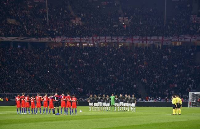 Fußball, Länderspiel, Deutschland - England, Schweigeminuter für die Opfer der Anschläge von Brüssel FUSSBALL INTERNATIONAL TESTSPIEL IM BERLINER OLYMPIASTADION Deutschland - England 26.03.2016 Die Nationalmannschaften von Deutschland und England anlaesslich einer Gedenkminute 