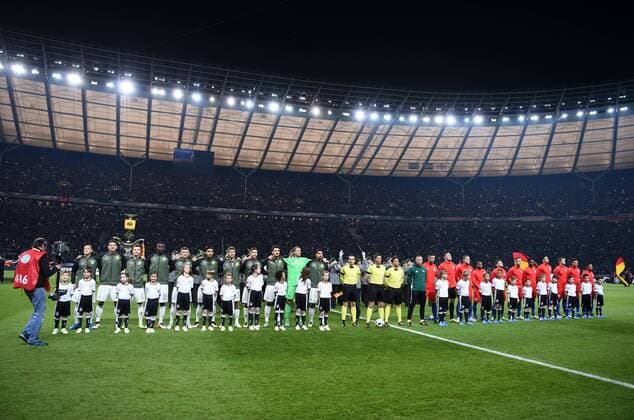 FUSSBALL INTERNATIONAL TESTSPIEL IM BERLINER OLYMPIASTADION Deutschland - England 26.03.2016 Die Nationalmannschaften von Deutschland und England nehmen Aufstellung 
