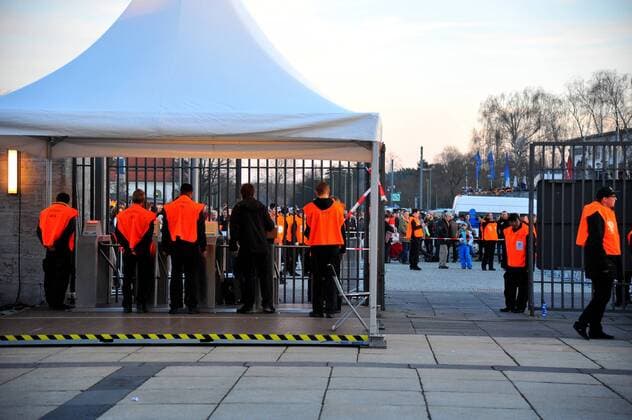 Starke Sicherheitskontrollen am Eingang. Deutschland, Berlin: Fussball, DFB, Nationalmanschaft: Deutschland vs. England am 26.03.2016, Olympiastadion.
