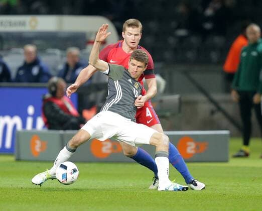 GER, FSB, Deutschland (GER) vs England (GBR) 26.03.2016, Olympiastadion Berlin, GER, FSP, Deutschland (GER) vs England (GBR), im Bild Thomas Müller (Deutschland),Eric Dier (England) nphxBratic