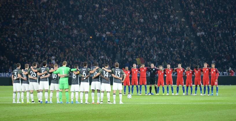 Fussball, Herren, Saison 2015 16, Länderspiel in Berlin, Deutschland - England, die Schweigeminute für die Opfer der Terroranschläge am 22. März 2016 in Brüssel, 26.03.2016,