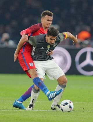 Sami KHEDIRA, DFB 6 Zweikampf , Aktion um den Ball gegen Dele ALLI, England 10 DEUTSCHLAND - ENGLAND ( - ) Freundschaftsspiel, friendly match, Deutsche Fussball Nationalmannschaft, DFB am 26.03.2016 in Berlin.