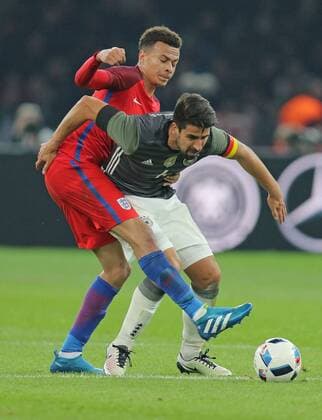 Sami KHEDIRA, DFB 6 Zweikampf , Aktion um den Ball gegen Dele ALLI, England 10 DEUTSCHLAND - ENGLAND ( - ) Freundschaftsspiel, friendly match, Deutsche Fussball Nationalmannschaft, DFB am 26.03.2016 in Berlin.