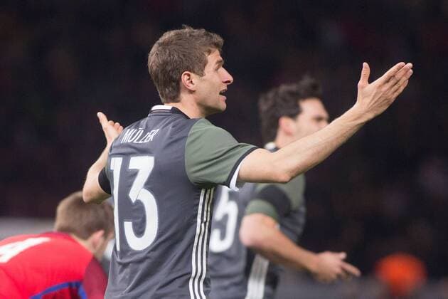 26.03.2016, xfrx, Fussball Testspiel, Deutschland - England, emspor v.l. Thomas Mueller (Deutsche Fussball Nationalmannschaft DFB) gibt Anweisungen, gestikuliert, mit den Armen gestikulieren gives instructions, gesticulate.