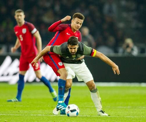 Berlin Dele Alli (England 10) im Zweikampf gegen Kapitaen Sami Khedira (Real Madrid) beim Freundschaftsspiel Deutschland vs England am 26.03.2016, Copyright: Schülerx xEibner-Pressefoto EP_jse