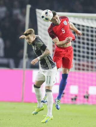 Marco REUS, 11 DFB Zweikampf , Aktion um den Ball gegen Gary CAHILL, England 5 DEUTSCHLAND - ENGLAND ( - ) Freundschaftsspiel, friendly match, Deutsche Fussball Nationalmannschaft, DFB am 26.03.2016 in Berlin.