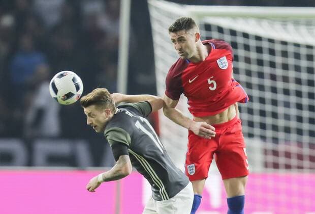 Marco REUS, 11 DFB Zweikampf , Aktion um den Ball gegen Gary CAHILL, England 5 DEUTSCHLAND - ENGLAND ( - ) Freundschaftsspiel, friendly match, Deutsche Fussball Nationalmannschaft, DFB am 26.03.2016 in Berlin.