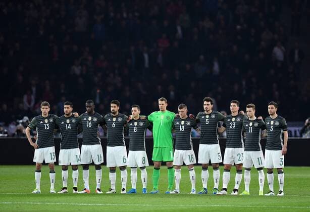 FUSSBALL INTERNATIONAL TESTSPIEL IM BERLINER OLYMPIASTADION Deutschland - England 26.03.2016 Die Deutsche Nationalmannschaften anlaesslich einer Gedenkminute, von limnks: Thomas Mueller, Emre Can, Antonio Ruediger, Sami Khedira, Mesut Oezil, Torwart Manuel Neuer, Toni Kroos, Mats Hummels, Mario Gomez, Marco Reus und Jonas Hector. 
