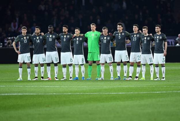 FUSSBALL INTERNATIONAL TESTSPIEL IM BERLINER OLYMPIASTADION Deutschland - England 26.03.2016 Die Deutsche Nationalmannschaften anlaesslich einer Gedenkminute, von limnks: Thomas Mueller, Emre Can, Antonio Ruediger, Sami Khedira, Mesut Oezil, Torwart Manuel Neuer, Toni Kroos, Mats Hummels, Mario Gomez, Marco Reus und Jonas Hector. 