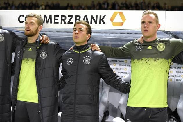 26.03.2016, Fussball Nationalmannschaft, Freundschaftsspiel Deutschland - England, im Olympiastadion Berlin. Ersatzbank v.li: Shkodran Mustafi (Deutschland), Mario Götze (Deutschland), 