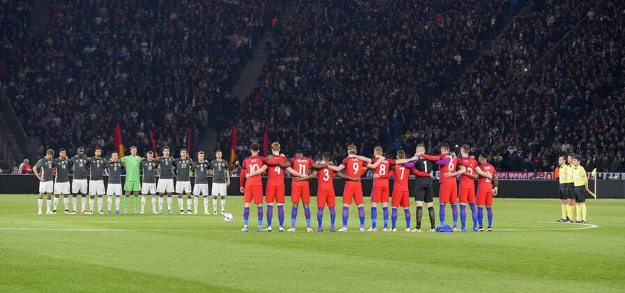 26.03.2016, Fussball Nationalmannschaft, Freundschaftsspiel Deutschland - England, im Olympiastadion Berlin. Gedenkminute von beiden Mannschaften für die Opfer von Brüssel. 
