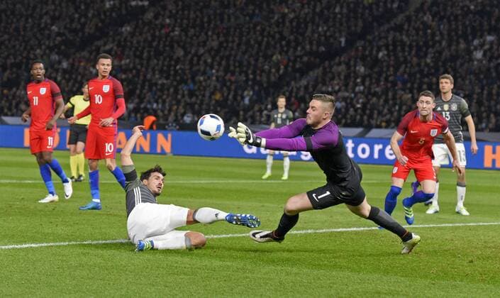 26.03.2016, Fussball Nationalmannschaft, Freundschaftsspiel Deutschland - England, im Olympiastadion Berlin. v.lI: Mats Hummels (Deutschland) gegen Torwart Jack Butland (England). 