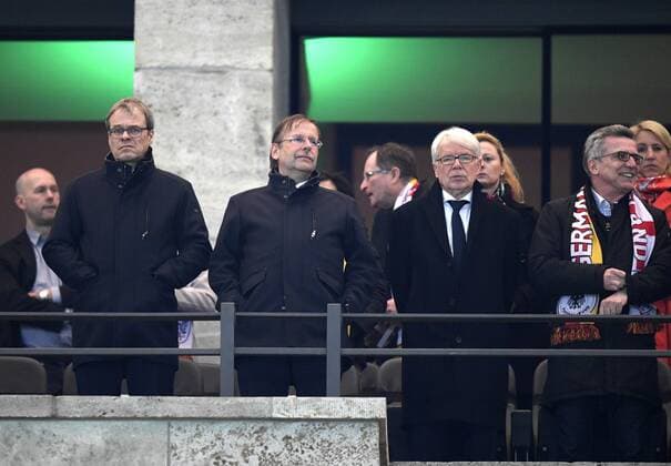 26.03.2016, Fussball Nationalmannschaft, Freundschaftsspiel Deutschland - England, im Olympiastadion Berlin. Ehrengäste, v.li: Geschäftsführer Peter Peters, Dr. Reiner Koch (DFB), Dr. Reinhard Rauball (Deutschland), 