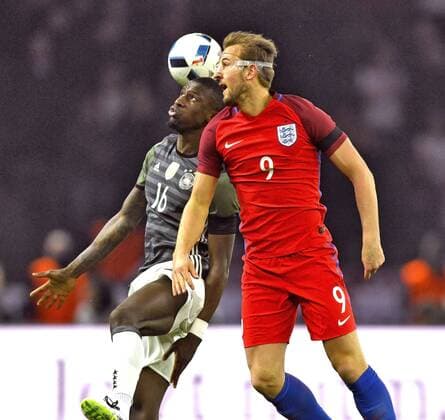 26.03.2016, Fussball Nationalmannschaft, Freundschaftsspiel Deutschland - England, im Olympiastadion Berlin. v.li: Antonio Rüdiger (Deutschland) gegen Harry Kane (England). 