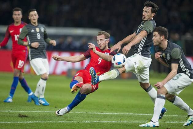 26.03.2016. Olympiastadion Berlin, Berlin, Germany. International Football Friendly Germany versus England. England& x2019;s Harry Kane gets a shot away under pressure from Germany& x2019;s Mats Hummels xCraigxMercerx  ActionPlus11722365