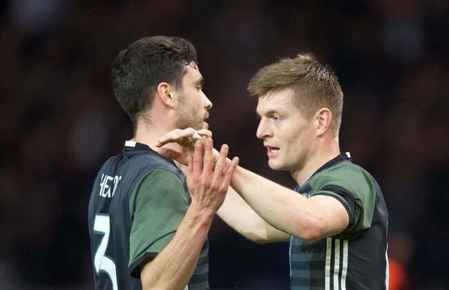Fussball Berlin 19.03.2016 Nationalmannschaft DFB Länderspiel Deutschland (GER) - England (ENG) Jubel nach dem Tor zum 1:0 durch Toni Kroos (Deutschland, No.18) Jonas Hector (Deutschland, No.03) li.