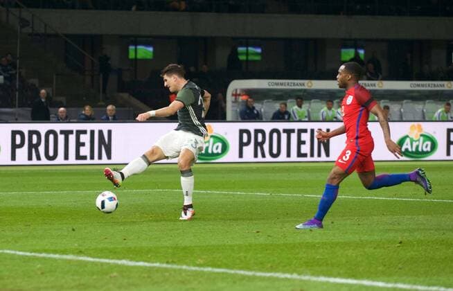 Fussball Berlin 19.03.2016 Nationalmannschaft DFB Länderspiel Deutschland (GER) - England (ENG) Mario Gomez (Deutschland, No.23) Danny Rose (England, No.03) Tor wegen Abseits nicht anerkannt